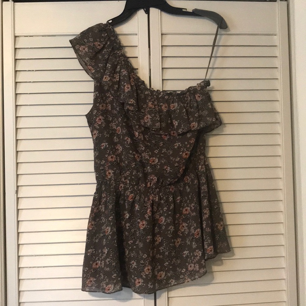 One shoulder peplum top